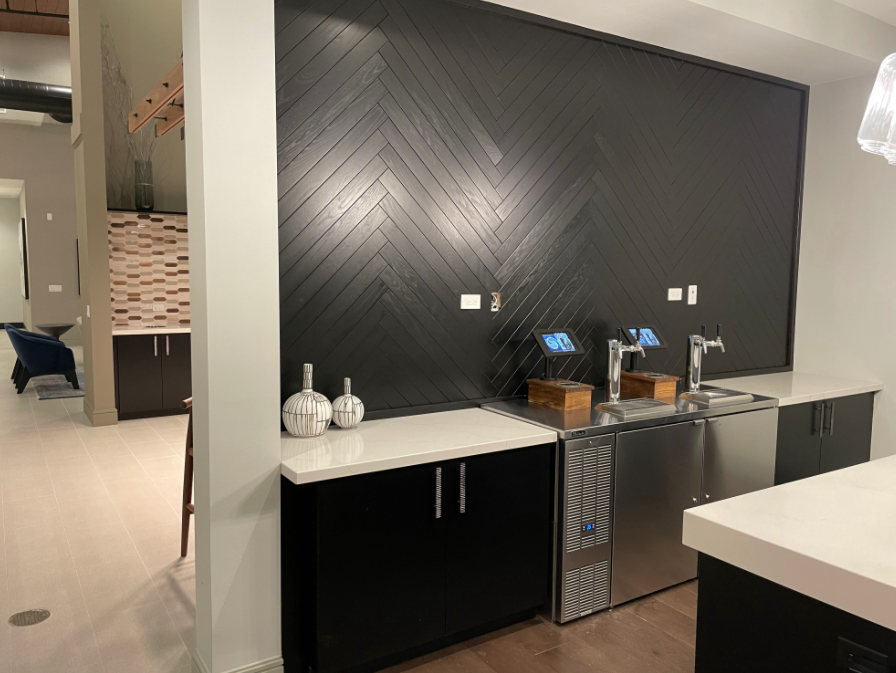 Perlick's tweet photo. We are used to apartment complexes offering amenities like a gym, pool & community room…but how about beer or wine on tap? 🍻 🍷 Our partner #TableTap installs innovative self-serve beverage dispensers for all kinds of applications. ➡️ https://t.co/3XUYJwj6HP
#selfpourtechnology https://t.co/AGEv6pBZiV