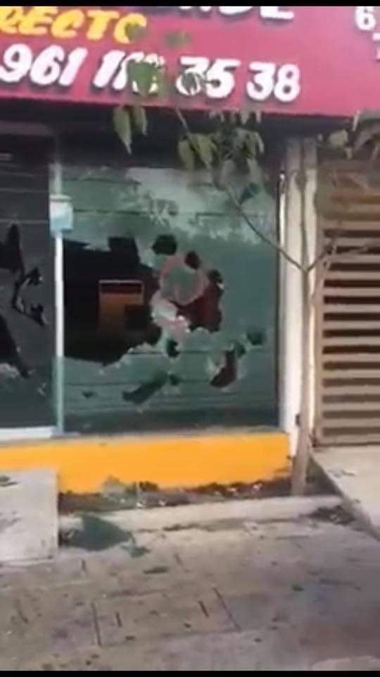 MUJER LLORA PORQUE FEMINISTAS LE DESTRUYERON SU NEGOCIO 

Circula en redes el video de una mujer chiapaneca que rompe en llanto al ver su negocio destruido presuntamente por un grupo de feministas que participó en la marcha de hoy.