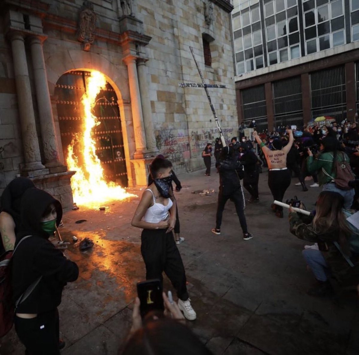MamelaFialloFlo's tweet photo. Bogotá tiene alcaldesa mujer, feminista, lesbiana, de izquierda, todo lo que reivindican en su lucha. ¿Eso impidió que destruyan la ciudad? No. La guerra perpetua de la interseccionalidad no tiene tregua ni resolución. Su fin es que nunca termine. https://t.co/xCEpsV8sOF