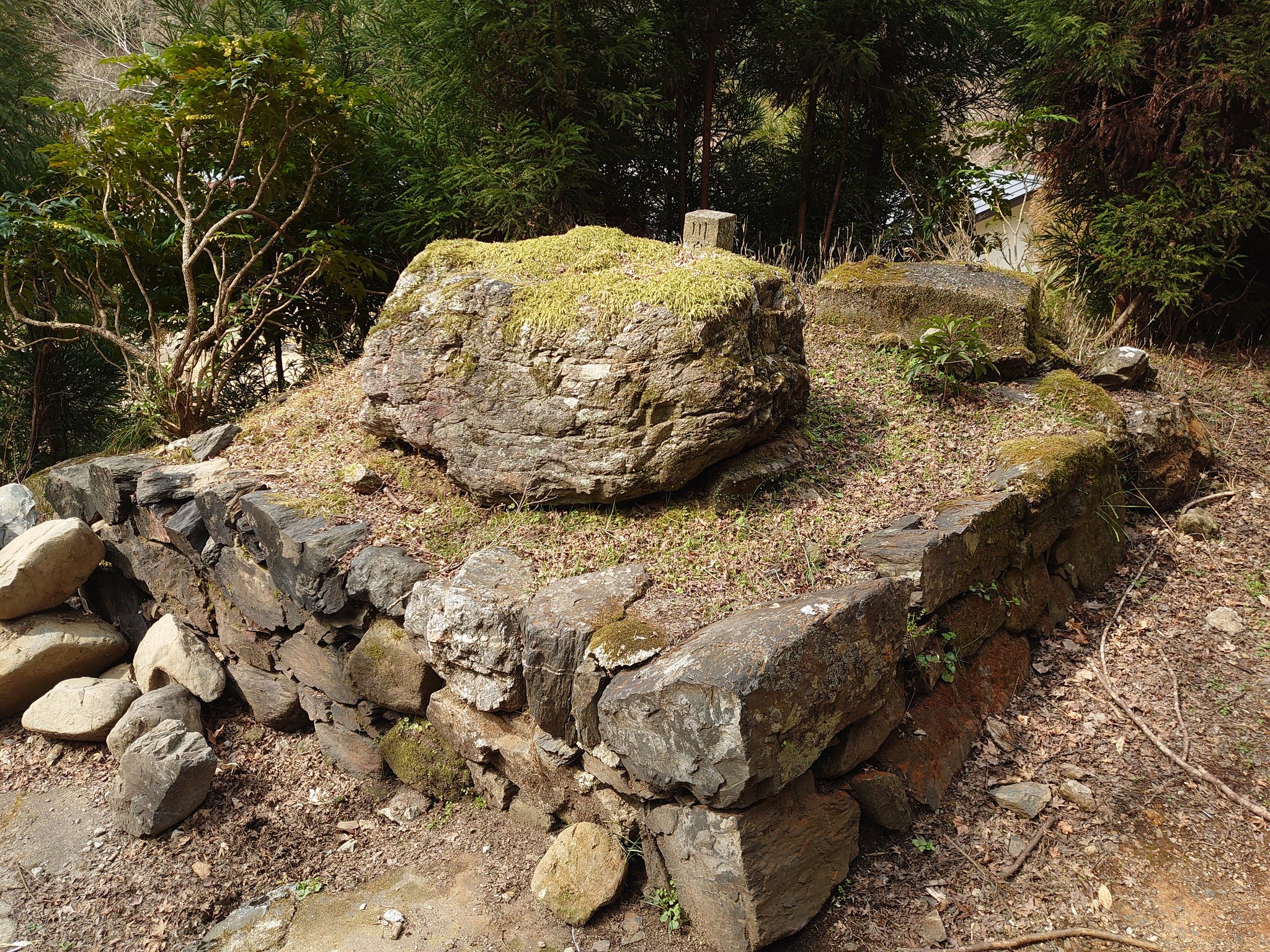 山村純也 らくたび代表 高雄のバス停から神護寺への下り道 空海の 額立石 の前 硯石 は神護寺への登りの道にある この辺りの道はまだこんな感じで整備が進んでいなかった T Co Newf5gl6yv Twitter