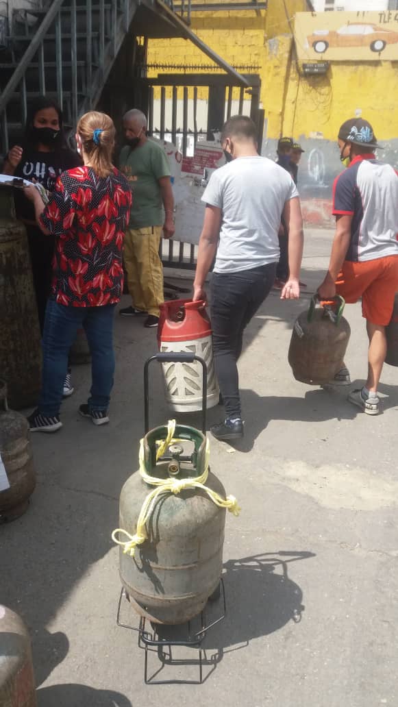 clapuertoescon1's tweet photo. #CuarentenaRadicalReforzada #CuidémosnosMás  Una vez más el trabajo mancomunado del poder popular en alianza con las instituciones atendiendo sus necesidades @NicolasMaduro @YazminPsuv @SanJuanPSUV @juaneje5 @CLAP_PQ_SANJUAN @ZamarisRamon https://t.co/DtdRWwAaIY