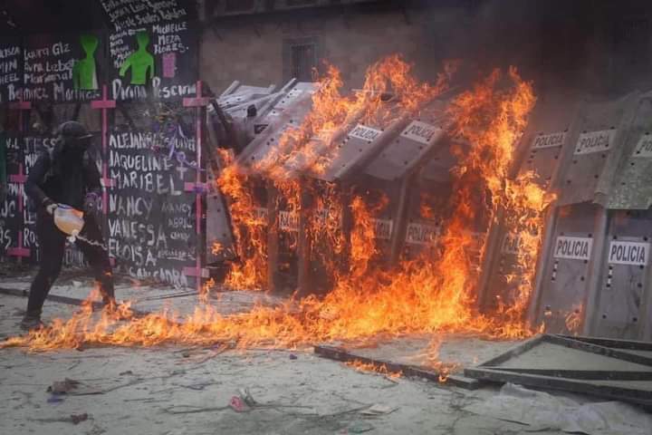 iCheemsy's tweet photo. Las feminazis: No somos como los nazis, no nos digan así, ellos quemaron gente.

Las mismas feminazis:... #MéxicoFeminicida #8Marzo2021 #8Marzo #VivasNosQueremos #VerguenzaNacional #LoVamosATirar #represion8m https://t.co/bbkYNUKga3