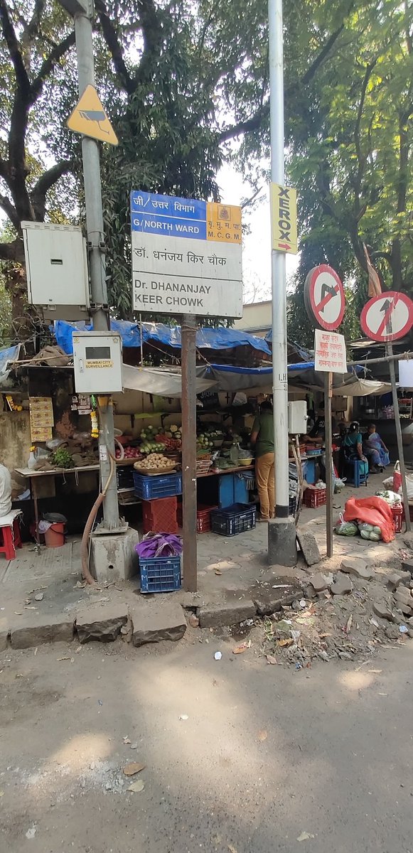 mumbaimatterz's tweet photo. This is the footpath outside the @mybmcwardGN #Covid19 #Vaccination Centre on TH Kataria Marg, Mahim.

The footpath is fully encroached by illegal hawkers and beyond use of Pedestrians.

Is this the #FootpathFirst initiative?

@DighavkarKiran https://t.co/MXLV8gWqg3
