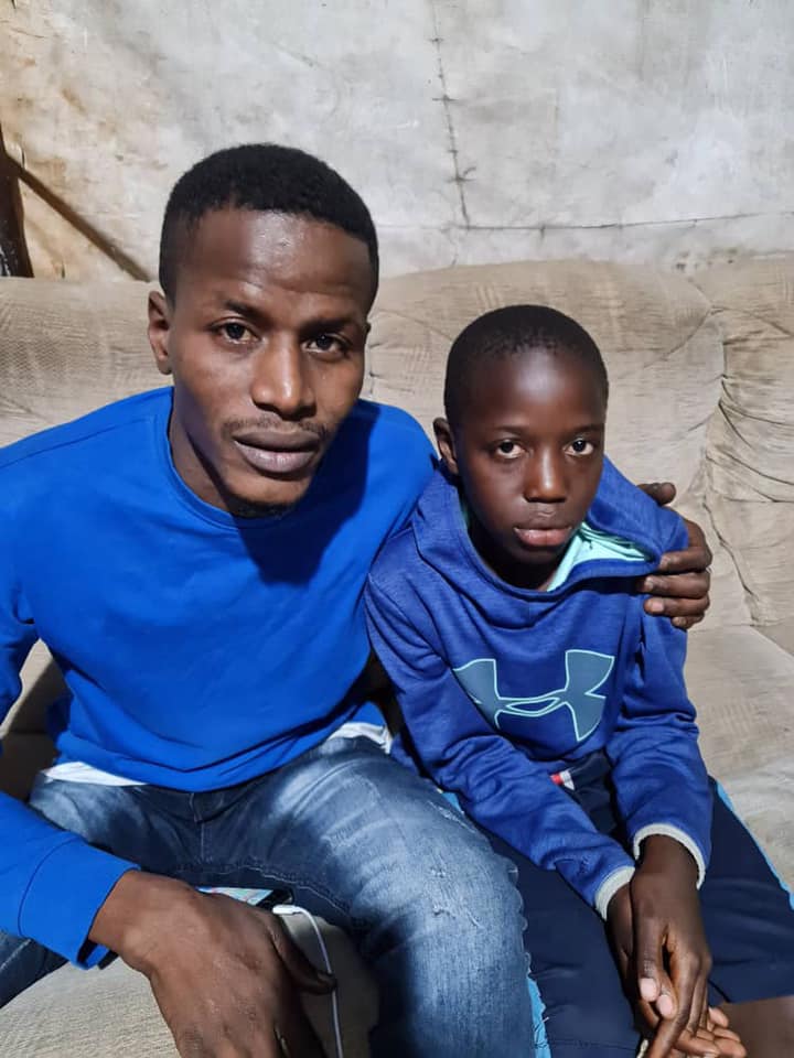 CissYaya19's tweet photo. Chers amis aidez moi à retrouver les parents de cet enfant 
Il est perdu et nous l'avons récupéré  , il s'appelle Mouhamed Sarr , il est de Saint Louis , il était à Dakar auprès de sa grand mère 
Veuillez me contacter au 769932195 si vous connaissez ses parents
#FreeSenegal https://t.co/TF1UWQ3bOZ
