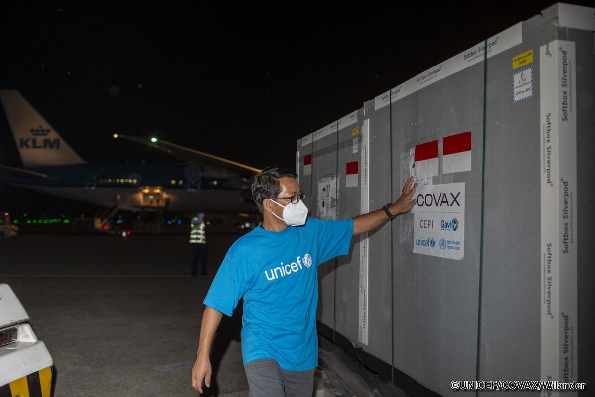 GermanAmbJaka's tweet photo. Delighted to see the first COVAX vaccine doses having arrived in Jakarta yesterday: 1.1 Mio out of 11.7 Mio doses until May '21 &amp; more to come..🇩🇪 1 of the biggest donors: Every 5th euro spent on #COVAX is provided by 🇩🇪, every 3rd by 🇪🇺!  #TeamEurope #VaccineSolidarity https://t.co/GhcLbSnhZv
