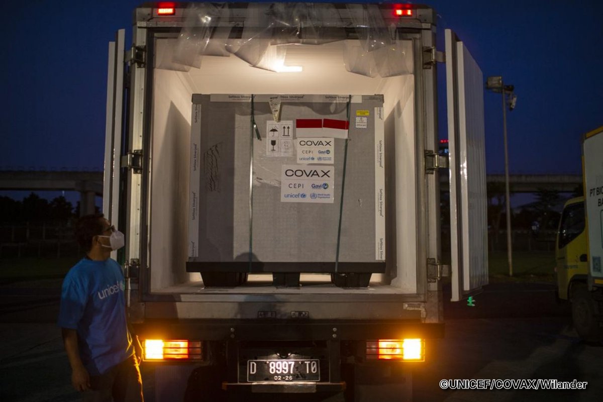 GermanAmbJaka's tweet photo. Delighted to see the first COVAX vaccine doses having arrived in Jakarta yesterday: 1.1 Mio out of 11.7 Mio doses until May '21 &amp; more to come..🇩🇪 1 of the biggest donors: Every 5th euro spent on #COVAX is provided by 🇩🇪, every 3rd by 🇪🇺!  #TeamEurope #VaccineSolidarity https://t.co/GhcLbSnhZv