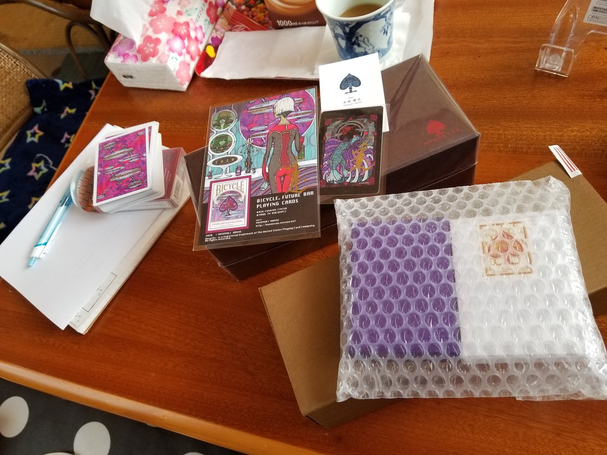 Yoshi______f's tweet photo. 今さっき遂に本根さんからの贈り物が届きましたー😆👏作業途中で机の上がわちゃわちゃしてますのでしばし整理をした上でいろいろ準備やらセッティングやらが完了したらご紹介ツイートを出来るかと思います😊それでは少々お待ちを😌
#本根康之さん
#FutureBar
#Gilded https://t.co/MKDB7RydvE