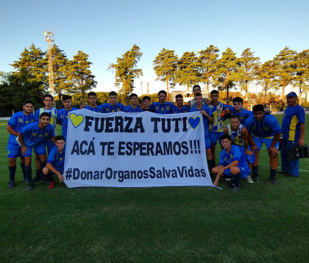 carreras_ac's tweet photo. CON NOSOTROS SIEMPRE 💛💙💪 https://t.co/55m2fD5oLw