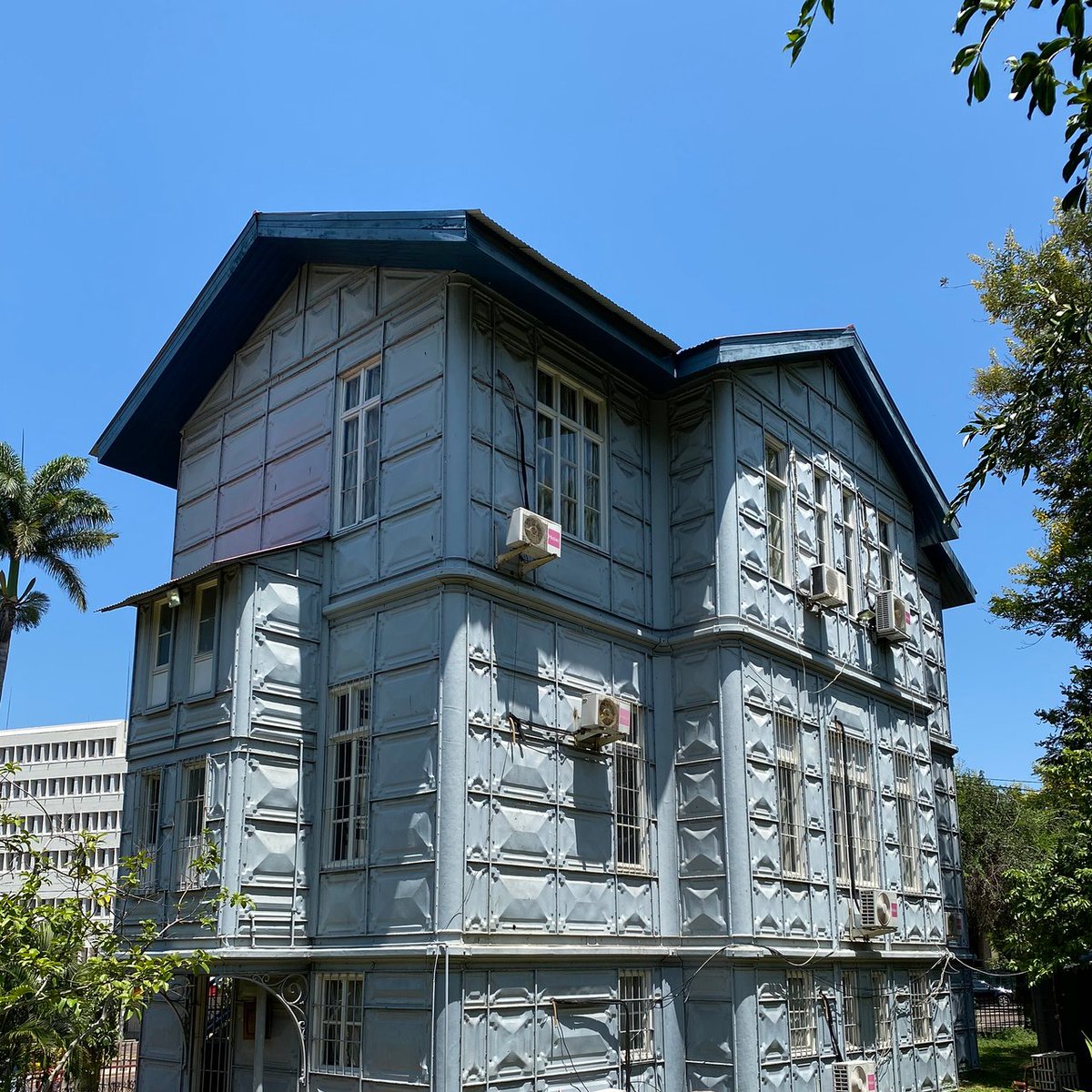 Our next site in Mozambique is Casa de Ferro (The Iron House). It& #39;s a prefabricated house that was imported from Belgium in 1892 and was supposed to be the home of the governor-general, but wasn& #39;t habitable as it was too hot in the heat of summer. It& #39;s one of two buildings in....