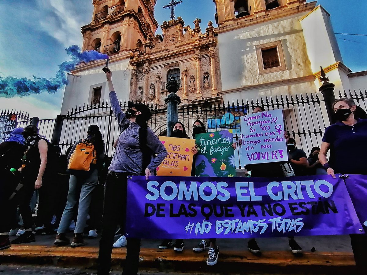 AndreaArenasR's tweet photo. Al grito de:  NI UNA MÁS

Ni una relación laboral abusiva más
Ni una denuncia más archivada
Ni una relación agresiva más
Ni una más en silencio
Ni una muerta más

Ser mujer es una búsqueda constante de respeto, oportunidades, de JUSTICIA.

Que arda, mujer, que arda 🔥💜

#8M 2021 https://t.co/mEtDOFx6MD