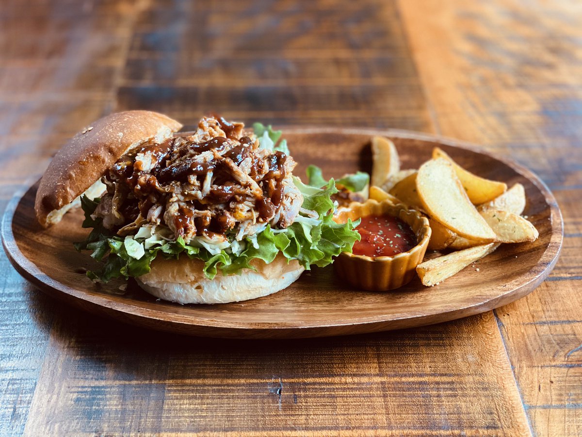 ShuviDuBar's tweet image. プルドポークバーガー🍔

アメリカの伝統的なバーベキュー料理「プルドポーク」をハンバーガーに挟みました。

#pulledporkburger
#shuvidubar
#オンリーBOO
#若桜町
#鳥取市
#プルドポークバーガー
#シュビドゥバー