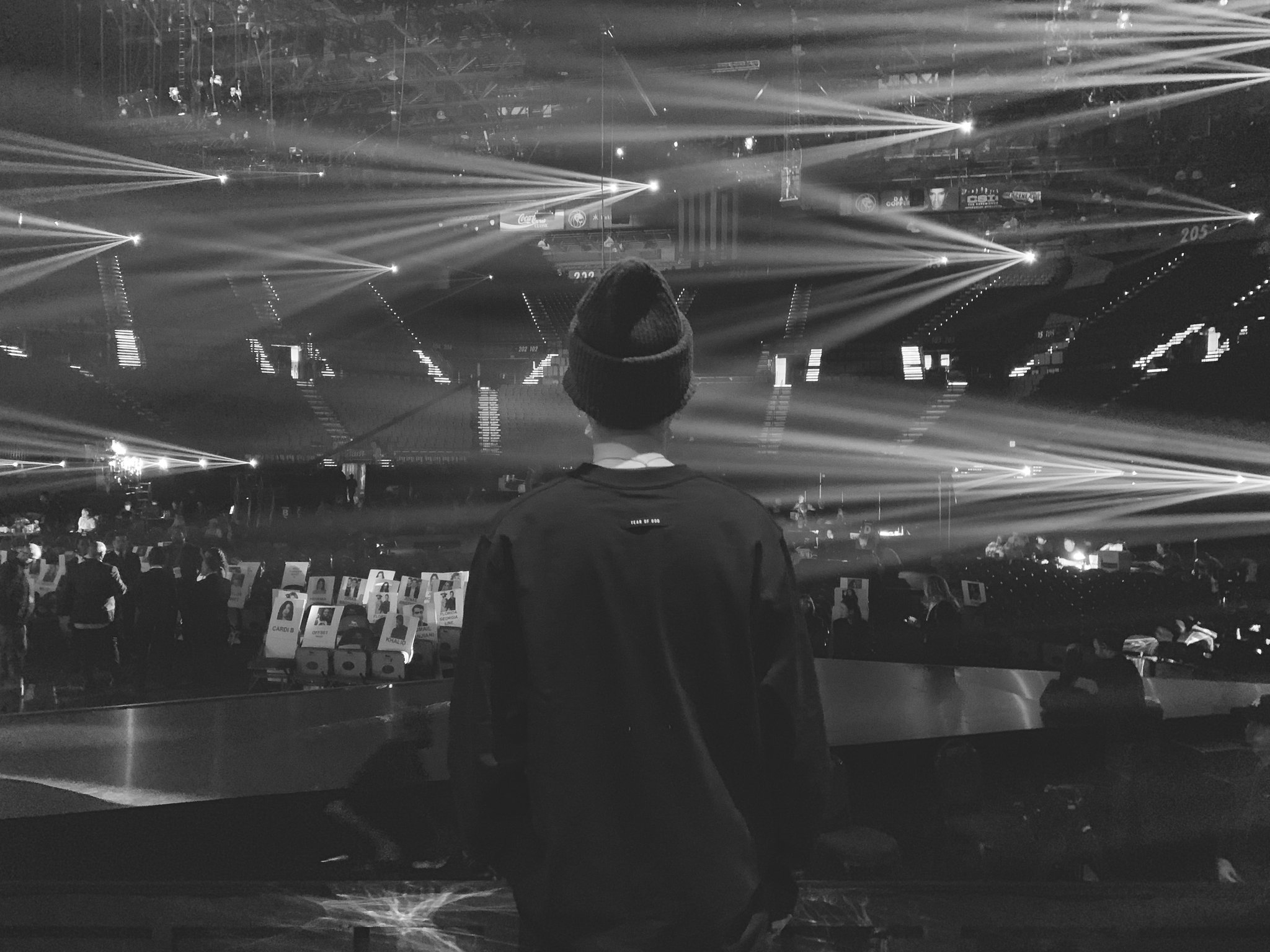 ぐぅみむ Sur Twitter 忙しい昼だ グクが上げたのは前のグラミーの写真かな 席を見つめるユンギさんの後ろ姿 かっこいい T Co Du5hcqpuse Twitter