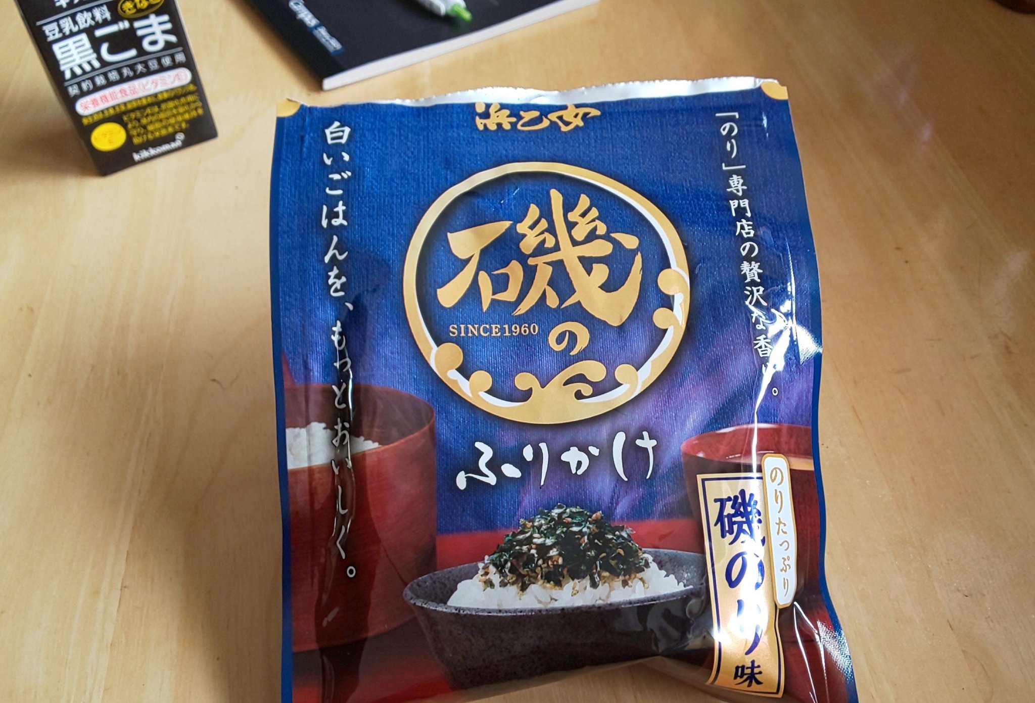 Emiko お散歩好き この浜乙女の 磯のふりかけ 味付け海苔とゴマがブレンドされていて 海苔の風味とパリパリ感がたまらず メチャ美味しい ただし ごはんを食べ過ぎちゃうのが難点 これだけで どんぶり飯完食は必須 T Co Zaaksv340s
