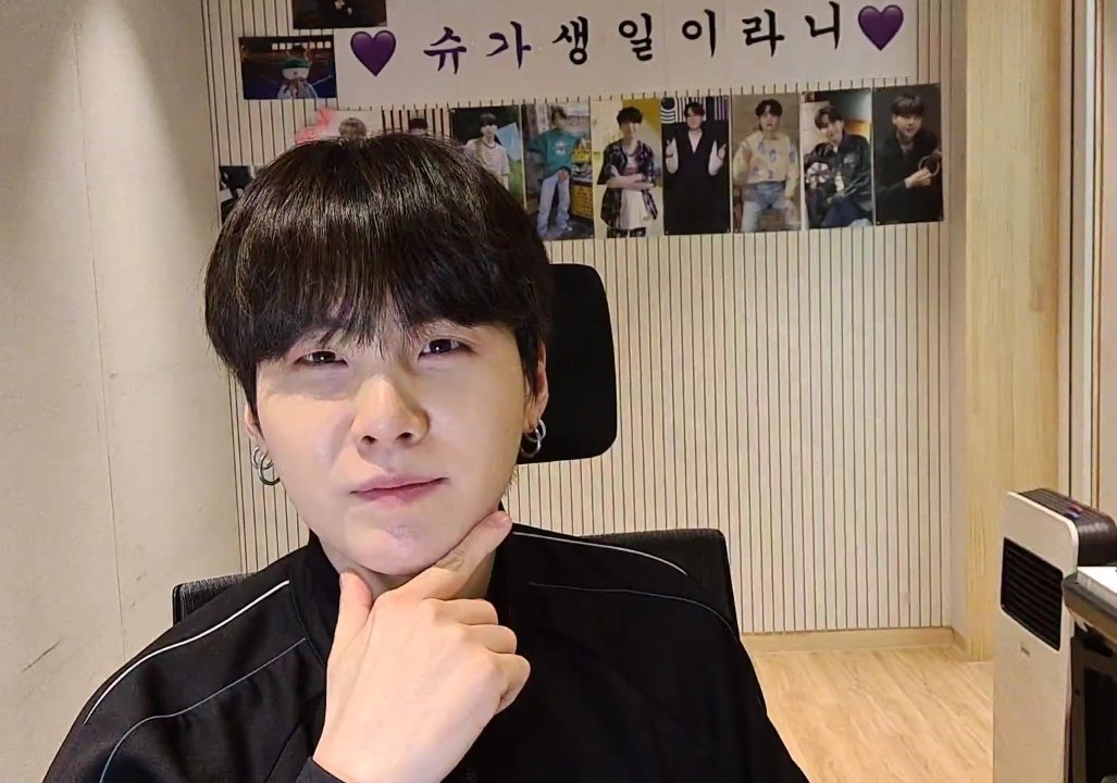MINSHI_93's tweet photo. #YOONGISBACK
his hair is long now I'm so very happy that his better now.
His live on vlive today!!๐๐๐
@BTS_twt https://t.co/HoQ3j4rx5L