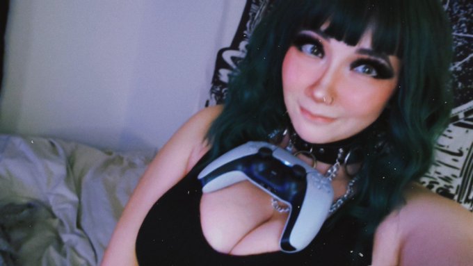 Amused I can use tiddies as a controller holder lol  Anyways.. Gonna play some COD soon 👀 https://t.co/R5HDZbwWpb