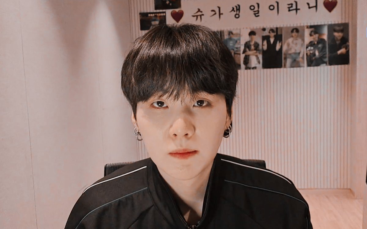 darlingho2's tweet photo. #YoongiDay https://t.co/ed4YEtBZ1p