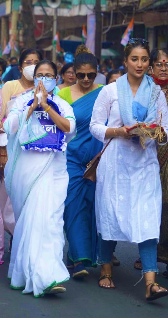 sayantika12's tweet photo. মানুষের পাশে, মানুষের সাথে.. 

জয় বাংলা 🙏🏻 https://t.co/DWDMrPDmhY