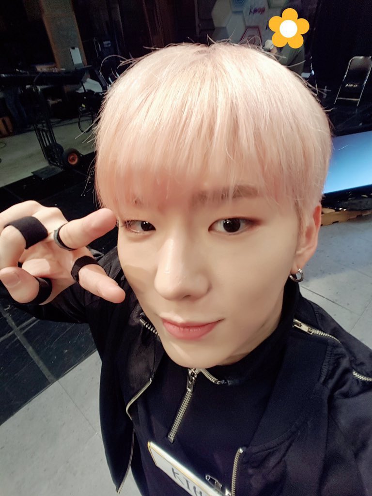 SPOTLIGHTWT's tweet photo. ㅤ· 🕋 . . ¡ wᥱ’rǝ̅ ぬ:  𝐒𝐏𝐎𝐓𝐋𝐈𝐆𝐇𝐓 › plɑylist 𓇸  ﹫.  new dɑy  金  neɯ songs ❒ *💿 › [#ANAKIN💀]
Salí de la cueva únicamente por el #DumbLittyStreamParty, obviamente no me lo podía perder bc  el #RF2ndSingle promete muchísimo, me declaro su fan desde YA. 😳✋🏻 https://t.co/QxmwJpVP7P