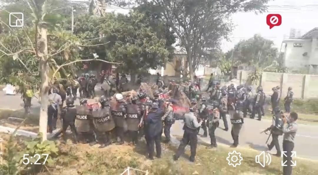 ASW71796182's tweet photo. In Loikaw;
Terrorists violently crack down the protestors with tear-gas and water cannon.
They also fire gunshots.  

RELEASE THE ARRESTED
#WhatsHappeningInMyanmar
#Mar9Coup https://t.co/Hy8qYzj5Rv