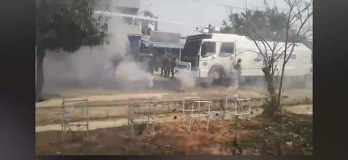 Sammy_MSW's tweet photo. Happening in Loikaw! Terrorists starting to crack down brutally the protestors with tear-gas and water cannon. Terrorists also shoot live ammunition continuosuly. Brutal crack down happening everyday. RELEASE THE ARRESTED

#WhatsHappeningInMyanmar
#Mar9Coup https://t.co/wAvYb73gEs
