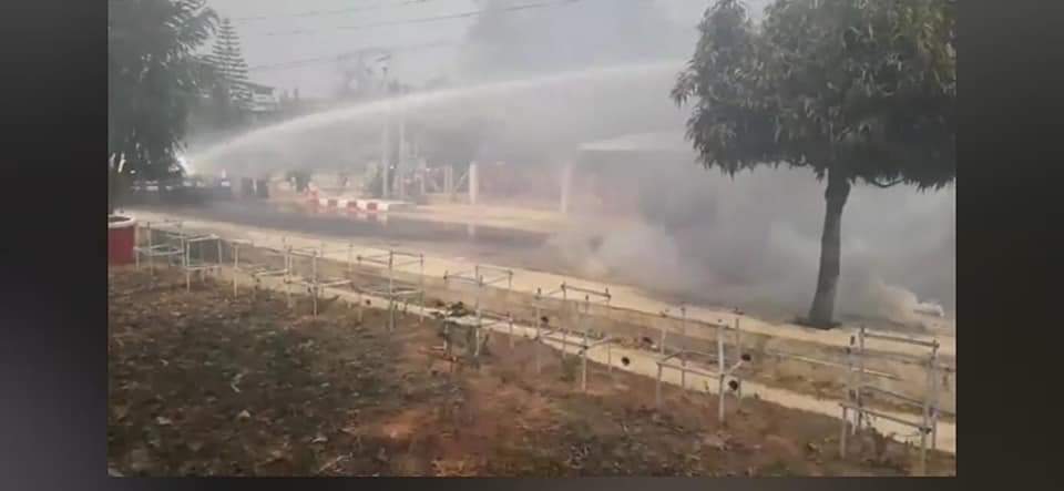Sammy_MSW's tweet photo. Happening in Loikaw! Terrorists starting to crack down brutally the protestors with tear-gas and water cannon. Terrorists also shoot live ammunition continuosuly. Brutal crack down happening everyday. RELEASE THE ARRESTED

#WhatsHappeningInMyanmar
#Mar9Coup https://t.co/wAvYb73gEs