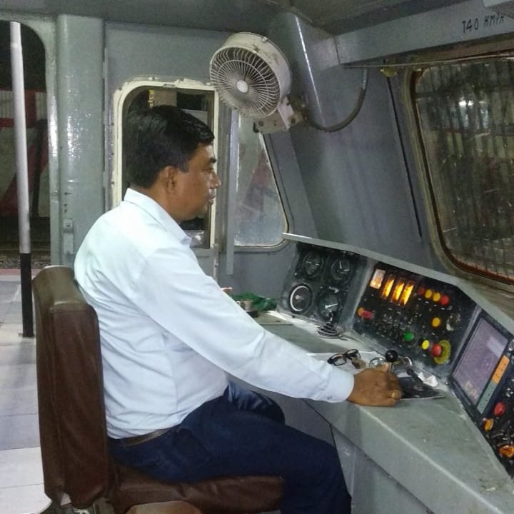 Lolita_TNIE's tweet photo. In the genes! Greatgrandfather, grandfather, father &amp; daughter in service of Railways. Asst Loco Pilot Ria Nag in B'lor Div, goods train crew memb on
#InternationalWomensDay
is from Jharkhand. Dad Pankaj  Kumar Nag (pic) an LP @ ECR @XpressBengaluru @NewIndianXpress @PiyushGoyal https://t.co/bhhzDHfNtX