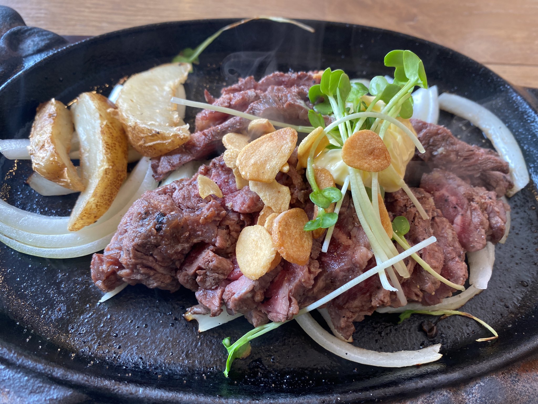 コーズィrr いたちみたばーい 昨日浜玉バイパスにオープンしたばかりの びっくりステーキ唐津店 名物ビフテキとライスセットをオーダーしました 現場からは以上です