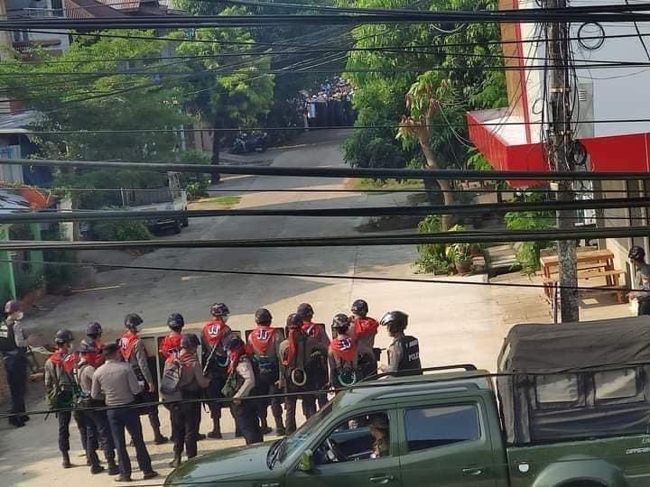 #MYANMAR at least 50 protesters have been arrested (many of them are women) today during the anti-coup crackdown in #Myeik, the city in the south, an activist hiding now told me – forces opening fires in the city, rubber bullets reported. 

#WhatsHappeningInMyanmar #BurmaCoup