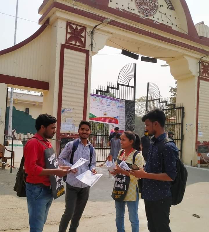 StreeMukti's tweet photo. दिशा छात्र संगठन और स्त्री मुक्ति लीग की ओर से अंतरराष्ट्रीय महिला दिवस के अवसर पर कल गोरखपुर विश्वविद्यालय के मुख्य द्वार पर सभाकर व्यापक पर्चा वितरण किया गया। https://t.co/S2cKu7tMID
