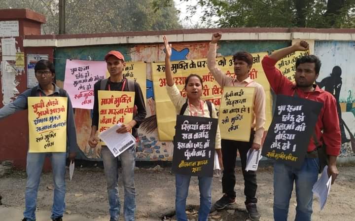 StreeMukti's tweet photo. दिशा छात्र संगठन और स्त्री मुक्ति लीग की ओर से अंतरराष्ट्रीय महिला दिवस के अवसर पर कल गोरखपुर विश्वविद्यालय के मुख्य द्वार पर सभाकर व्यापक पर्चा वितरण किया गया। https://t.co/S2cKu7tMID