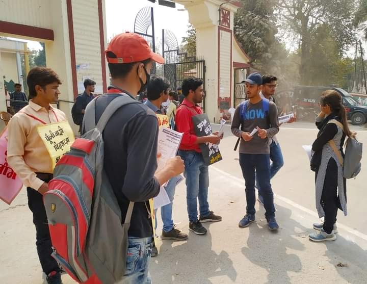StreeMukti's tweet photo. दिशा छात्र संगठन और स्त्री मुक्ति लीग की ओर से अंतरराष्ट्रीय महिला दिवस के अवसर पर कल गोरखपुर विश्वविद्यालय के मुख्य द्वार पर सभाकर व्यापक पर्चा वितरण किया गया। https://t.co/S2cKu7tMID