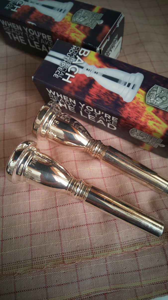 arare196903's tweet photo. バンドの先輩からお借りしたマッピ
箱にTHE LEADって書いてあるのでどんなものかとみたら 凄く浅い！
7MVの方が7Sよりちょっと掘れてる、特にハイトーン当たりが良いし吹きやすかったです。
先輩は唇が当たってしまい吹けないそうで���
音色もかなり明るくなって良さそうなので、買っちゃおうかな https://t.co/omvhhXxFZB