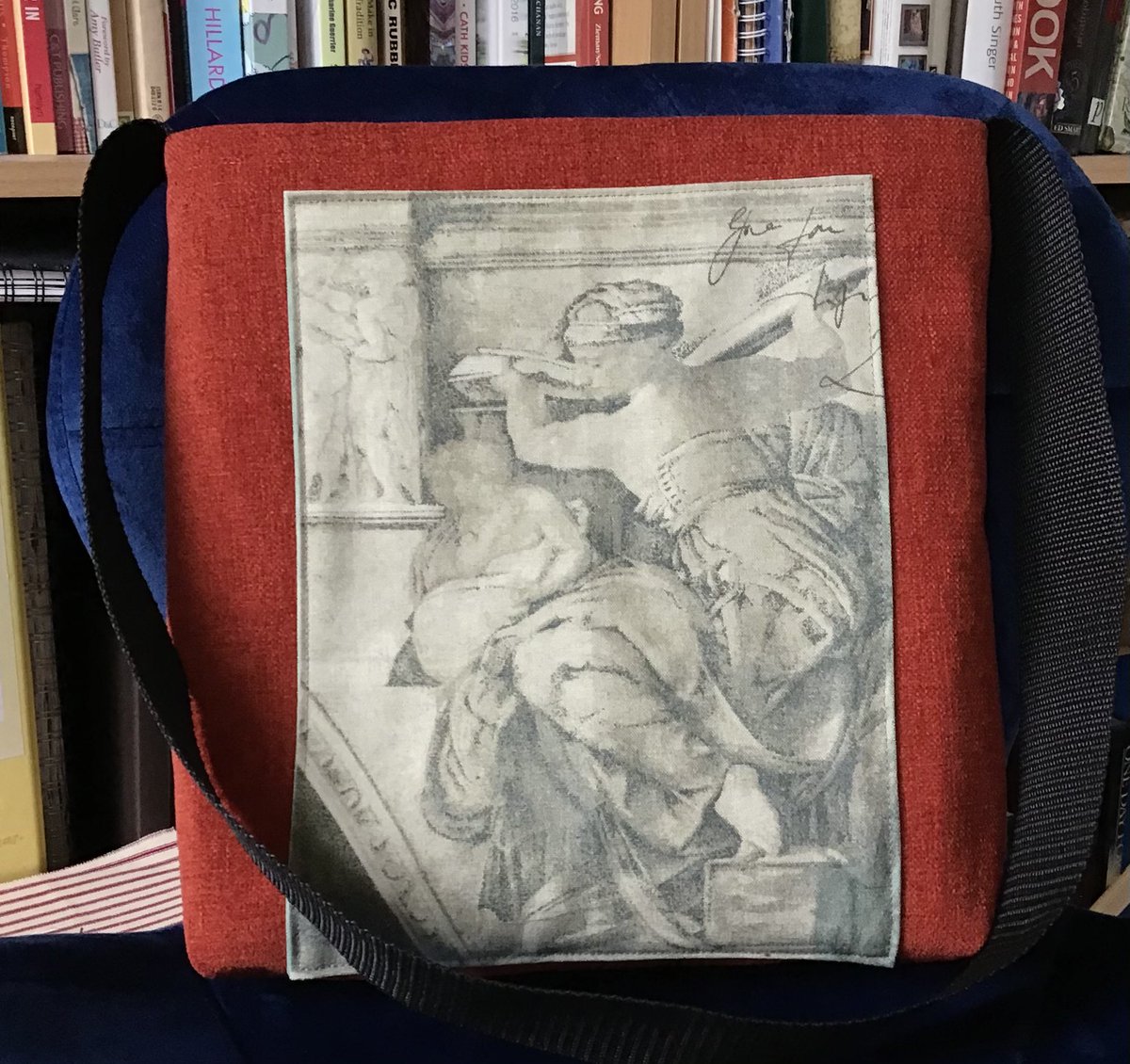 riversidecraft's tweet photo. The fabric panel on this bag reminds me of walking around the streets of Florence.  The surrounding fabric was too bright for my taste so I just used the panel.  If you peak at the inner zipped pocket you will see another face of a sculpture. #renaissance #bagmaking #art https://t.co/8WQLZrjd60