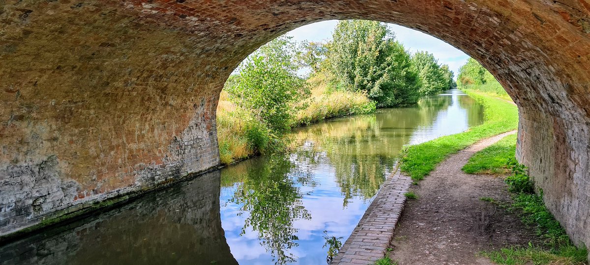 CanalRiverTrust's tweet photo. We always enjoy seeing your photos of our canals and rivers. If you'd like to feature on our website, don't forget to include #LifesBetterByWater in your posts - https://t.co/hiCZX7pjdY. Thank you 💙

📍 Birmingham &amp; Fazeley Canal https://t.co/PoLXcnxSDE