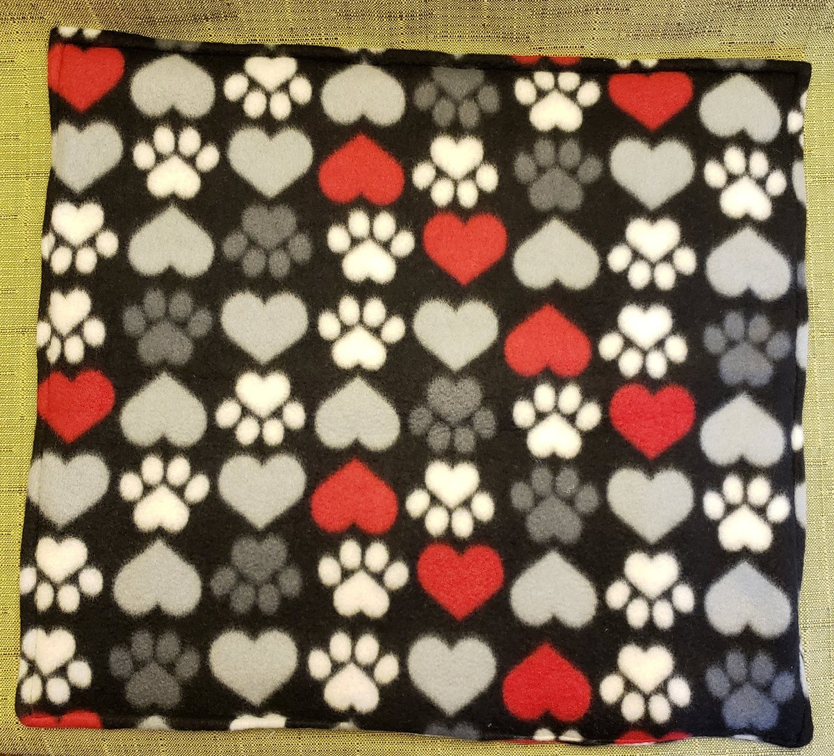 quilts_more's tweet photo. Paw Print Fleece Cat Mat, Kitty Blanket, Catnip Toy, Washable, Reversible,Red And Gray Hearts, White, Charcoal Paw Prints, Black Background https://t.co/WBK6HHwGbR #Etsy #ImagineQuiltsAndMore #KittyBlanket https://t.co/VJ7rriTL3p