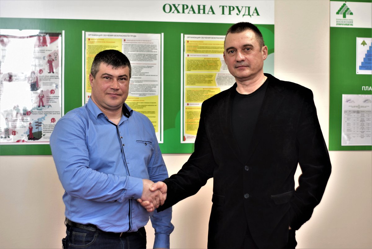 ПОСТ СДАЛ - ПОСТ ПРИНЯЛ!
В начале марта к работе приступил новый состав Общественной палаты Инзенского района. В предыдущем составе работал главный инженер Инзенского деревообрабатывающего завода Евгений Чернейкин. Его сменил в новом составе ваш покорный слуга, Дмитрий Кошечкин.