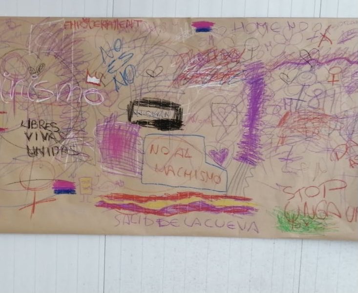 Instituto de Albal. Confundir el #8M con otras proclamas no es inteligente. Confundir a los alumnos por intereses personales, menos... Lamentablemente esta foto es de ayer. Los mismos que repudian la bandera de España 🇪🇸 en las aulas, pintan otras para confundir a los jóvenes.