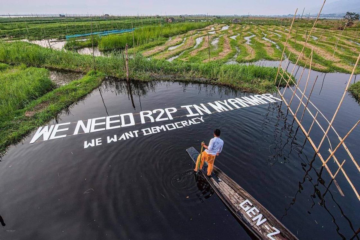 ShangSh71859478's tweet photo. Protestors from Inle Lake(Famous among tourists ) are also demonstrating on the Lake with their traditional ways of rowing the boat with leg. We Need R2P in Myanmar. We Want Democracy. @UNinMyanmar #R2PforMyanmar 
#WhatsHappeningInMyanmar 
#Mar9Coup https://t.co/xDqiEB70et