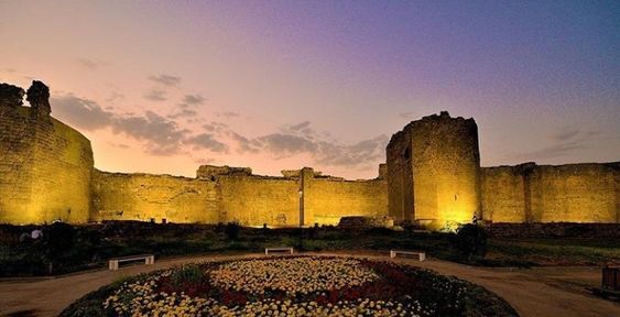 Kaç yol, ağlamaklı oluyorum geceleri,
Asıl bizim aramızda güzeldir hasret
Ve asıl biz biliriz kederi.

Ahmed Arif

Diyarbekir, Surları