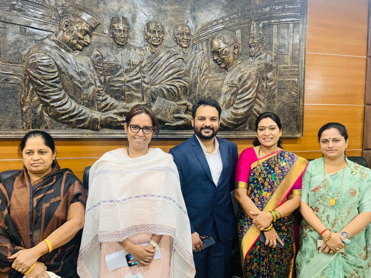 VarshaEGaikwad's tweet photo. देवळाली मतदारसंघाच्या आमदार मा. श्रीमती सरोज आहिरे व डॉ. प्रविण वाघ या नवविवाहित दाम्पत्याची आज विधानभवनात भेट घेऊन त्यांस भावी आयुष्यासाठी शुभेच्छा दिल्या. यावेळी आमदार मा. श्रीमती प्रतिभा धानोरकर व श्रीमती सुमनताई पाटील उपस्थित होत्या.
@SarojAhire113 https://t.co/9QkHYXRKI4