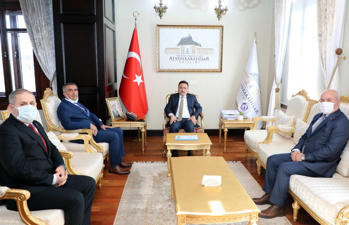 Emekli Uzman Jandarmalar Derneği (EMUJAD) Genel Başkanı Şeref Çayırtepe ve beraberindekiler, Valimiz Sayın Gökmen Çiçek’i ziyaret ederek dernek faaliyetleri ve yürütülen çalışmalar hakkında bilgiler verdiler.