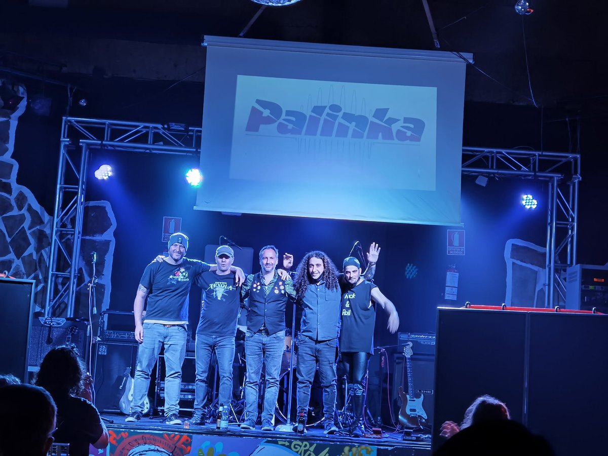 rafa_gas75's tweet photo. Muchísimas gracias a toda la gente que estuvo el domingo en la Sala Vizzio viendo el debut de #Palinka :) Fue un placer sentir de nuevo el rock encima de un escenario. Y gracias especiales a todo el personal de la sala ¡¡¡Inmejorable trato!!! #palinkarock #salavizzio #VermutRock https://t.co/Hgihuj7BdV
