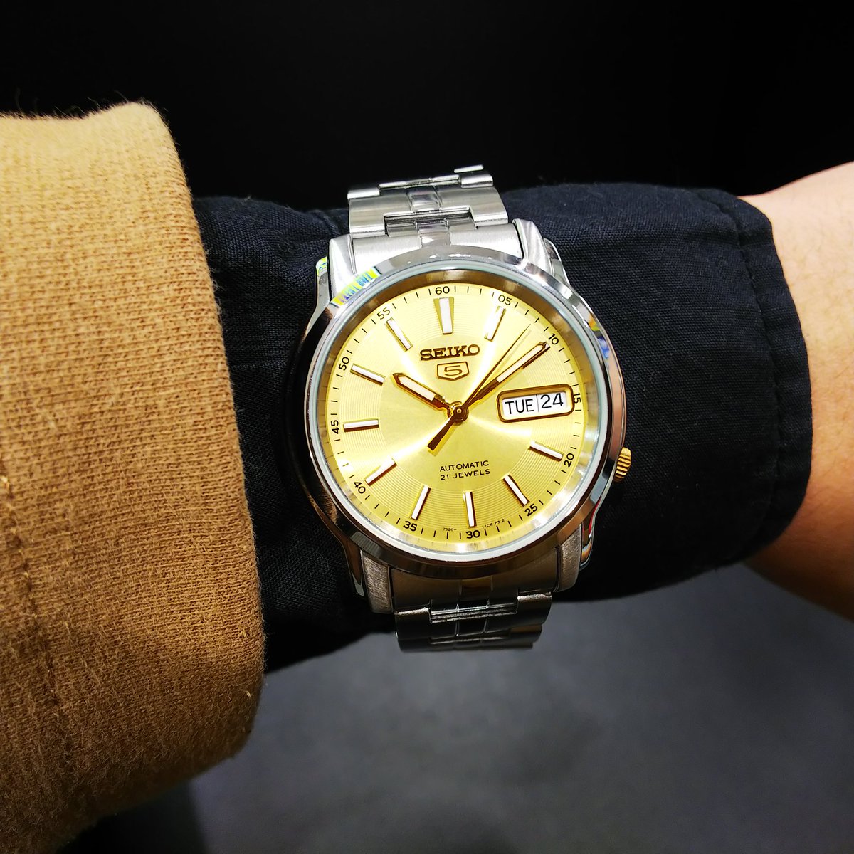 時計倉庫tokia のしたっぱ على تويتر せたりば兄さんのディスプレイしたのツイートすると いじってるやろ 言われるのでめちゃ安くなってるseiko5 の推し どうしても自然とg Shock付けて仕事してますがこうゆうのも身につけたい かっちょしぶい レイクタウン