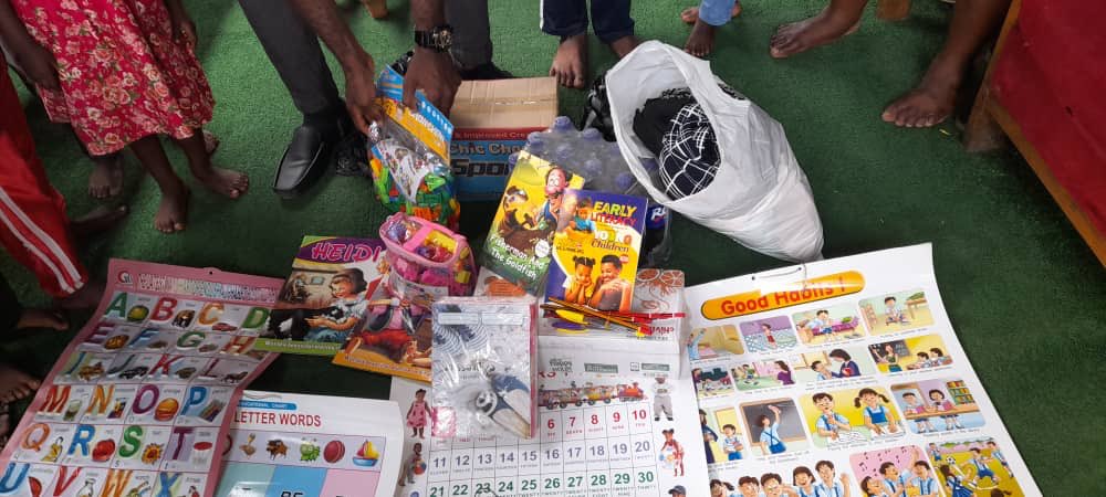 toestoday's tweet photo. On February 28th, the TOES Imo team had an amazing time at Golden Star Orphanage home in World Bank Owerri .
We got educational and creative thinking toys for the kids, exercise books, story books, teach aid calendars, cloths, drinks and biscuits. https://t.co/56cga191NI