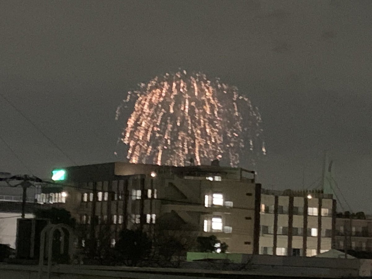 火曜日の夜7時前、突然の花火が！何故？
