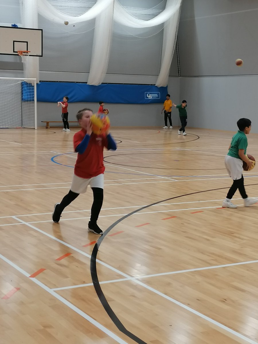 thorpehousesch's tweet image. Year 6 back in our wonderful MPH working on a new sport for them Basketball @iapsuk @iapsuksport @chilternchatter @GoodSchoolsUK #chestpass #bouncepass #overheadpass #ThorpeMiddleSchool