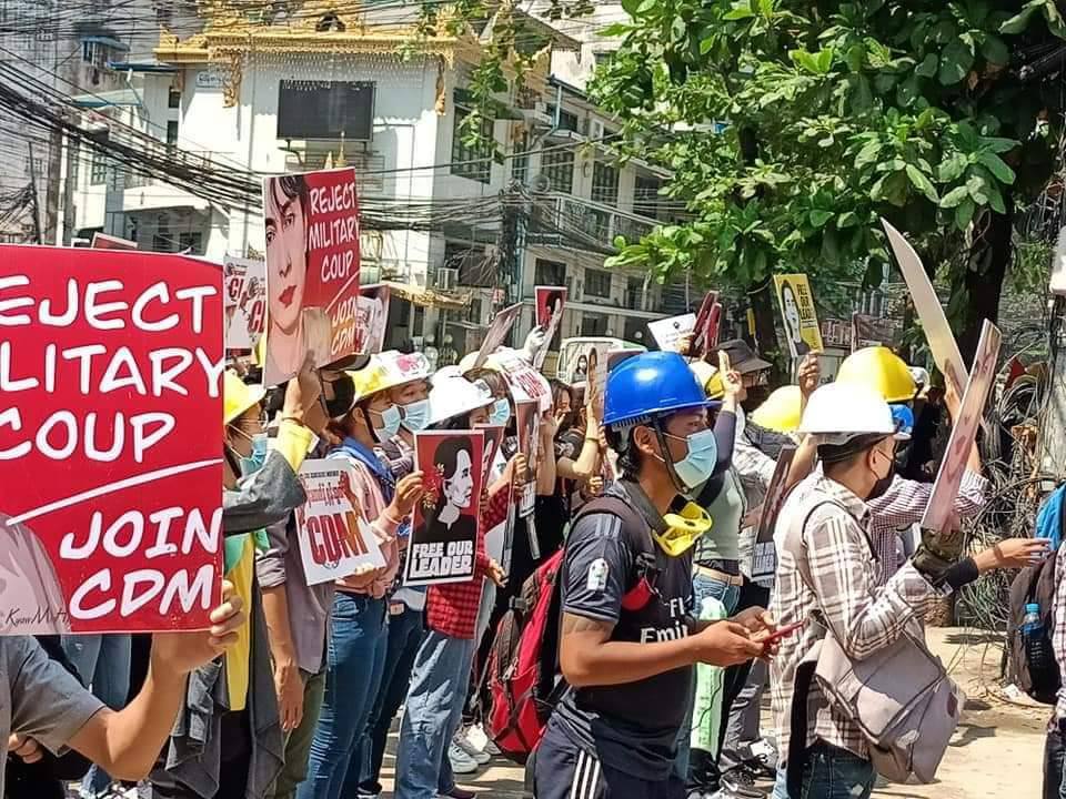 PyaePhyoKyaw322's tweet photo. Though the military terrorists seriously threatened SanChaung last night, the people came out again to protest today .The more they oppress, the more we revolt!!!
RELEASE THE ARRESTED
#WhatsHappeningInMyanmar
#Mar9Coup
#HearTheVoiceOfMyanmar https://t.co/e4KlLkn8vl