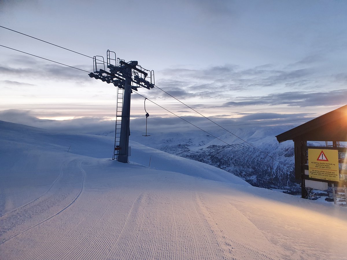 Tysdag blir ein flott dag i fjellet. Fine løyper, vindstille og -7 grader på toppen på morgonen. Gratis skibuss kl.10.00. Ledige dagskort. Her er open servering i Kamben, Myrkdalsstovo og på hotellet. Vær obs på snøproduksjon, husk smittevern og velkommen til fjells! :-)