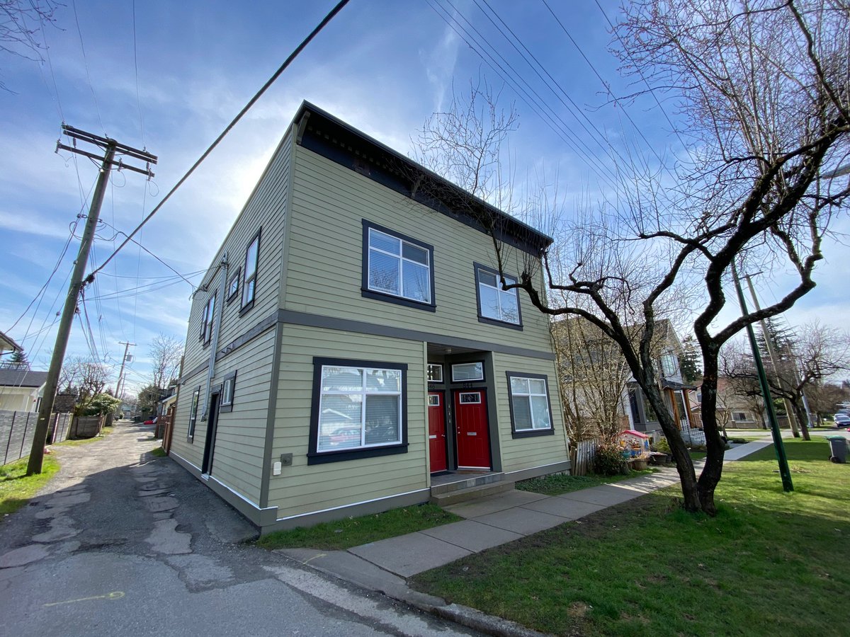 charlesincities's tweet photo. Saw this sweet little triplex on my walk today. Nice, huh! Well, don’t get too attached to it. It’s illegal to build in most parts of my city and yours. We need to legalize missing middle housing everywhere. https://t.co/VgcG8iVNnw