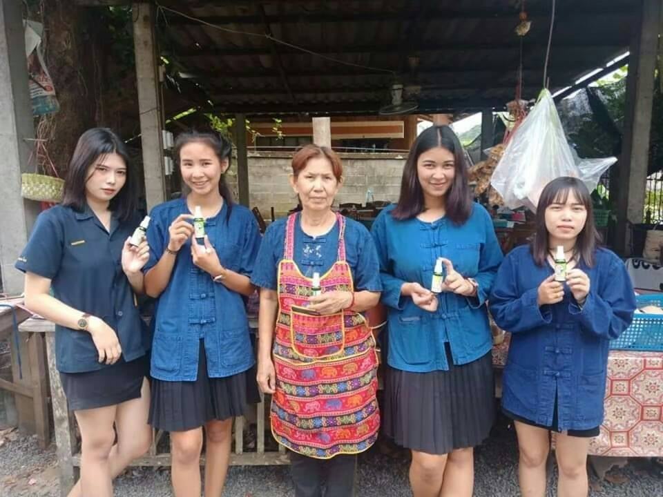 NewsOvec's tweet photo. วิทยาลัยการอาชีพลอง จังหวัดแพร่ ขอเสนอ สเปรย์หญ้าหวานไล่ยุงและมด ช่วยป้องกันโรคไข้เลือดออก มี 2 กลิ่น ได้แก่ กลิ่นมะกรูด และกลิ่นกุหลาบ ขนาด 50 ml. ราคาขวดละ 35 บาท พิเศษ! โปรโมชั่น 3 ขวด 100 บาท สนใจติดต่อได้ที่โทร. 0936145993 https://t.co/6CTNsoLk2R